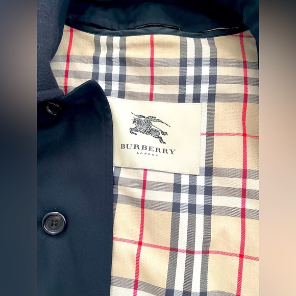 Stylish Burberry long trench coat with removable liner. - Picture 9 of 16